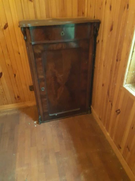 Antyczna szafka stojąca