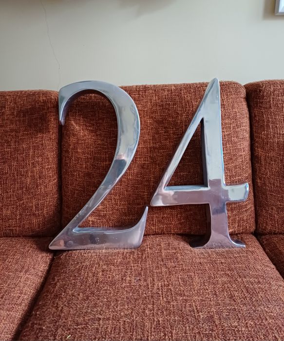Potężne aluminiowe cyfry 24