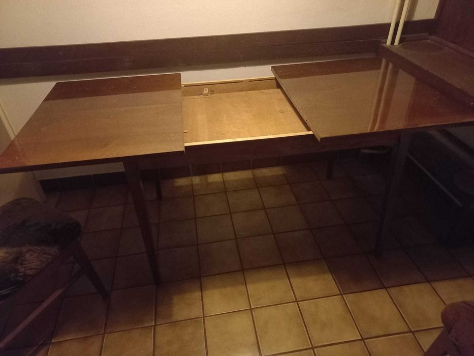 Stół z krzesłami, tapczan i ława