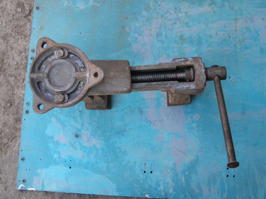 Тиски слесарные поворотные  СССЗ,ширина губок 125 ММ