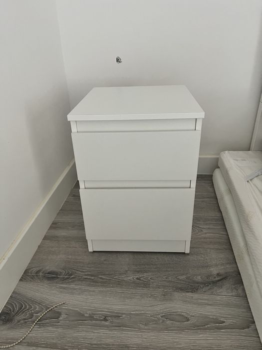 Mesas cabeceira uma branca e outra madeira