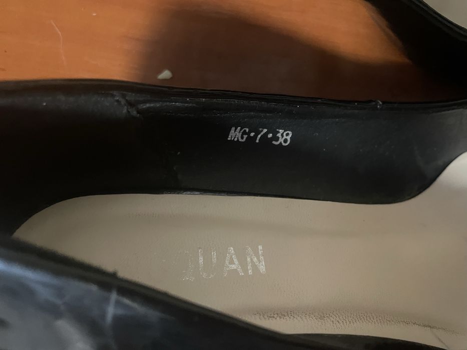 Туфлі лакові на каблуці.