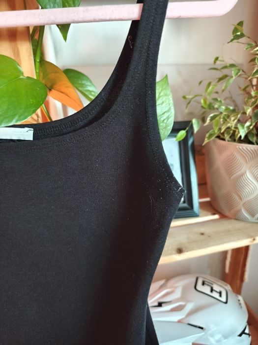Czarna sukienka midi Basic dopasowana Zara