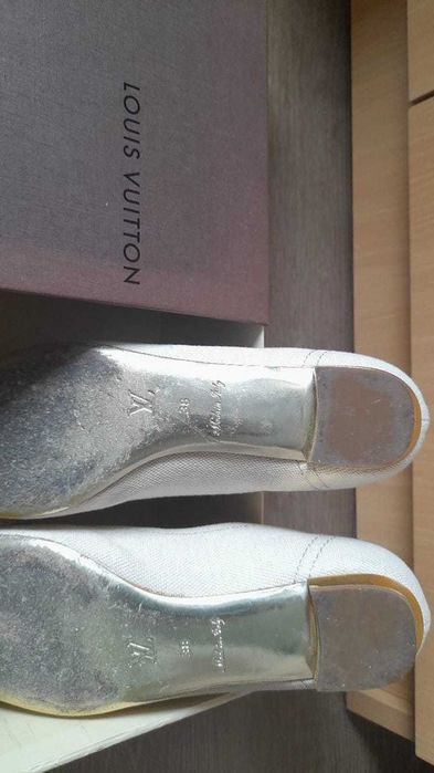 Sabrinas Brancas Louis Vuitton detalhes dourados