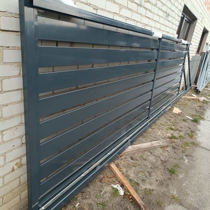 Brama przesuwna z wypełnieniem panelowym