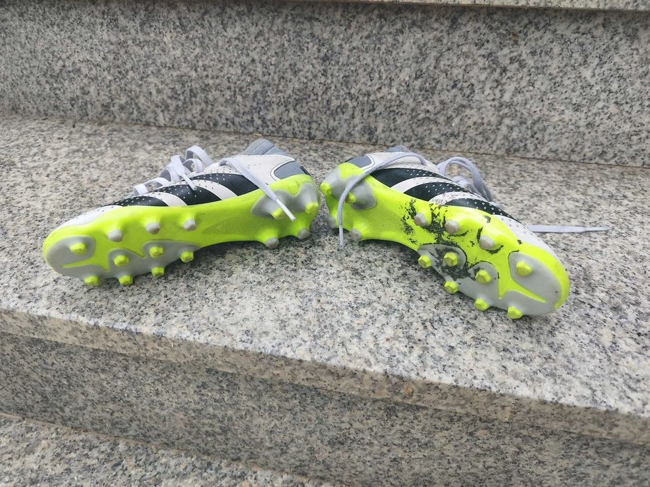 Chuteiras Adidas - Tamanho 31
