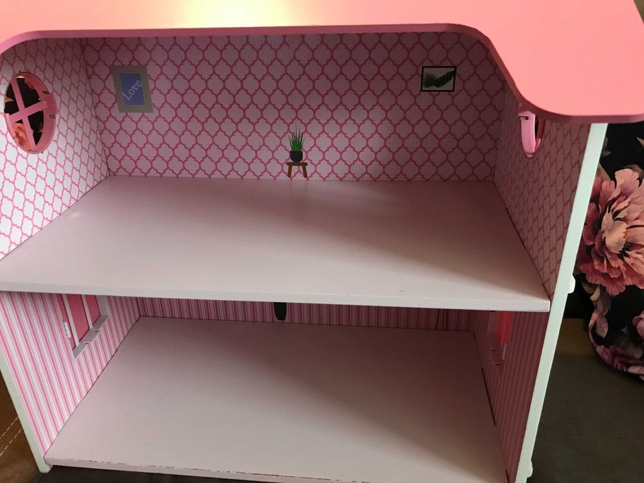 Drewniany domek  dla lalek dziewczynka