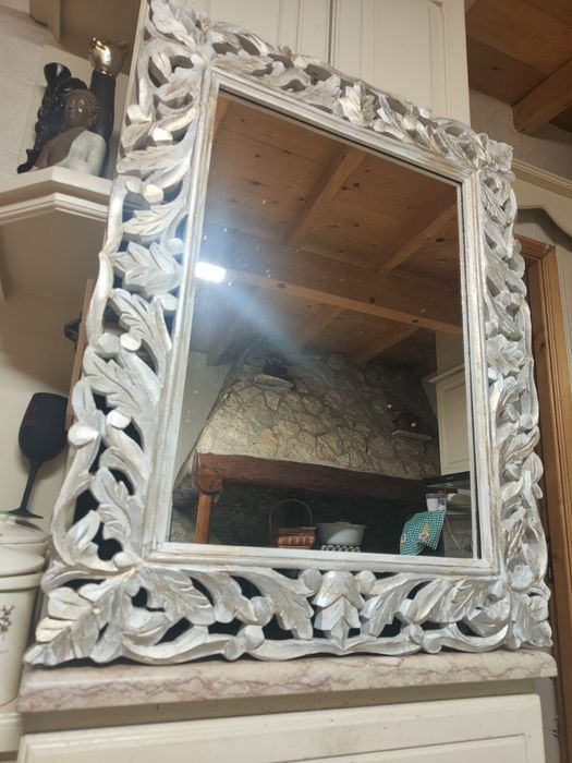 Espelho em madeira esculpida