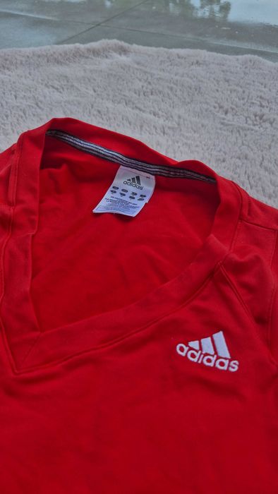 Czerwona sportowa koszulka bez rękawów Adidas