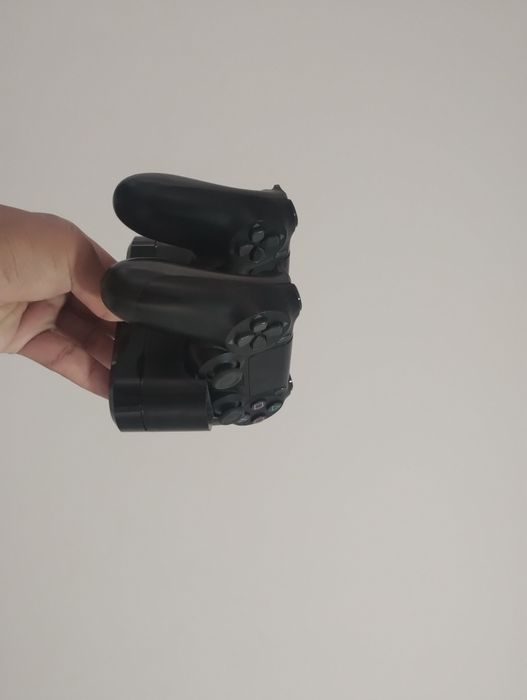 PS4 Pro + 12 Jogos + 2 Comandos + Câmara + Base de Carregamento