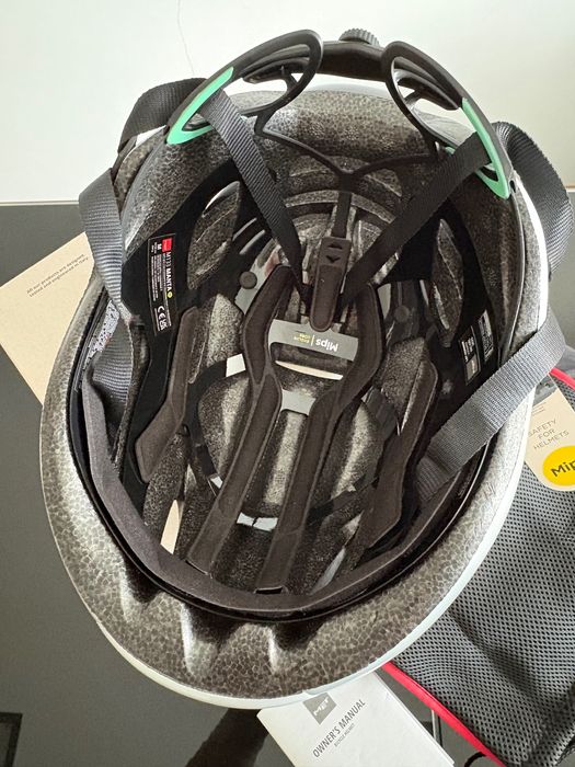 Capacete MET Manta MIPS branco