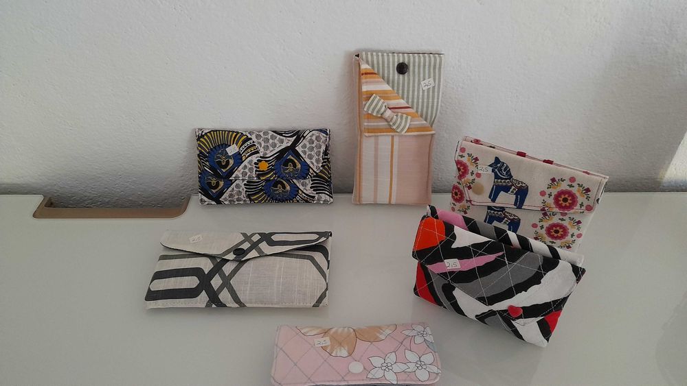 Vários porta moedas e cartões