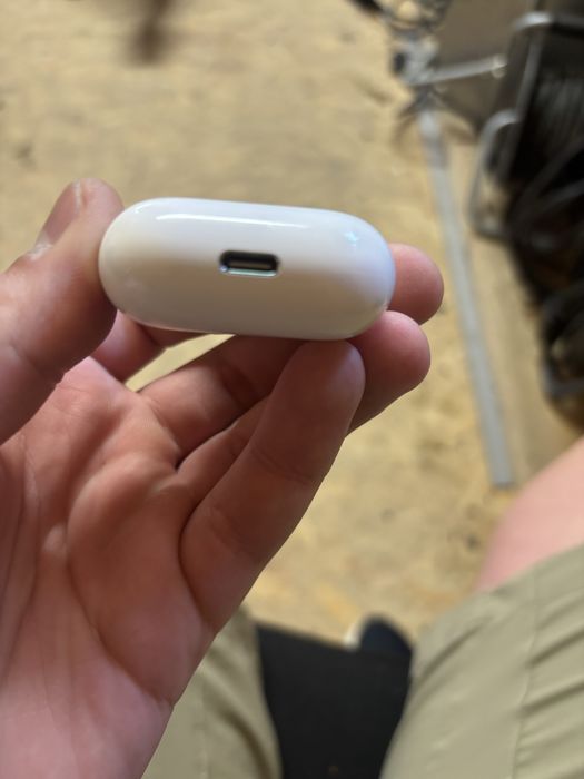 Sprzedam słuchawki AirPods 4 na gwarancji.