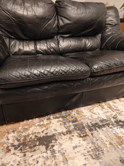 Sofás em pele preta.