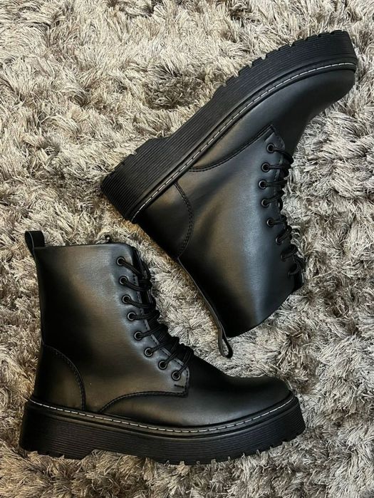 Botas pretas novas