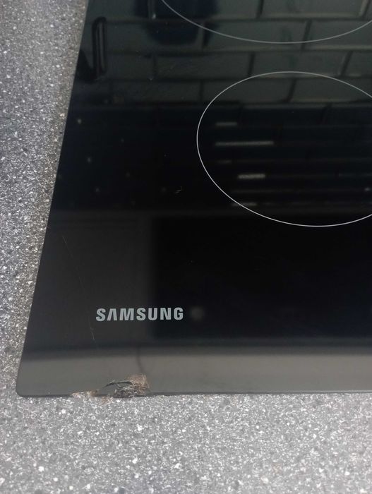 Doskonała płyta indukcyjna z małą wadą zewnętrzną. Działa idealnie!