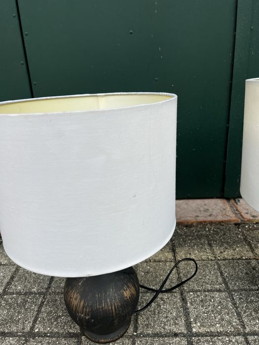 2 candeeiros pretos com abatjour branco