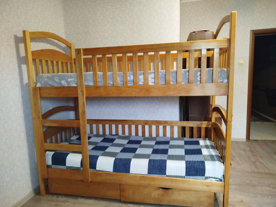 двухэтажне ліжко зроблено з дерева покрита лаком стан ідеальний ніде не поломане
