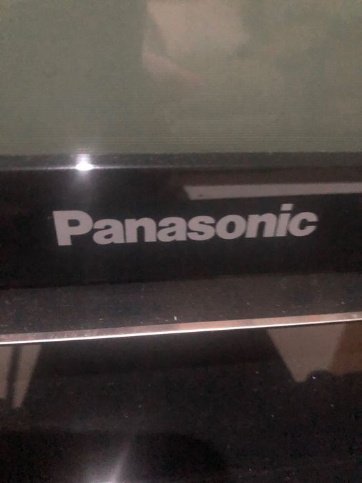 Panasonic TV 3D  117x69 with set of 4 rechargable 3D glasses