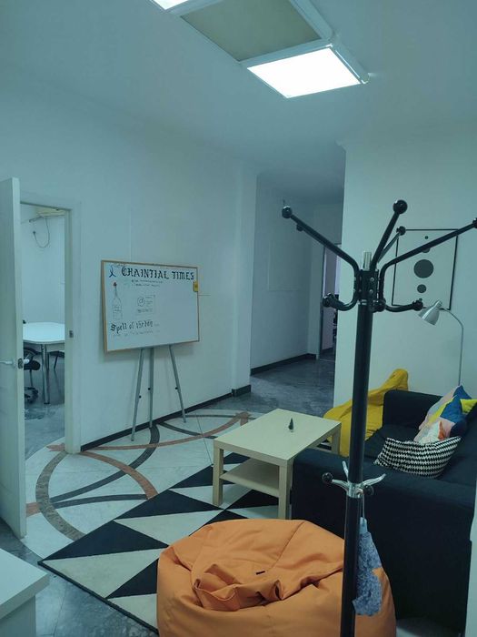 Сучасний великий офіс в прохідному місці з  газовим  АО!