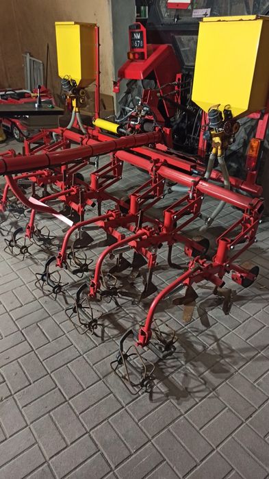 Pielnik wielorak z podsiewaczem nawozu