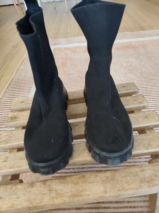 Botas de elastano, pretas, com sola de borracha