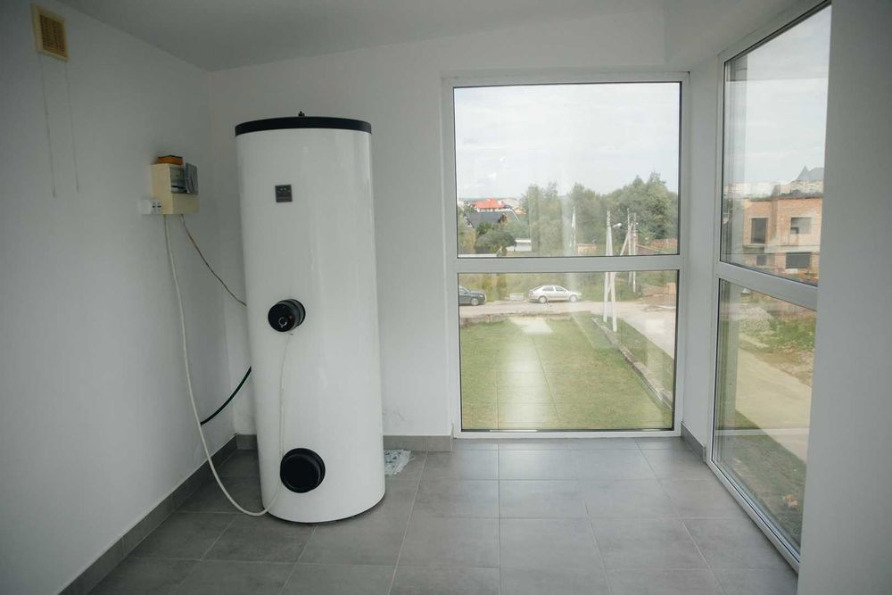 Продаж будинку з басейном та готовим для проживання у Вовчинцях