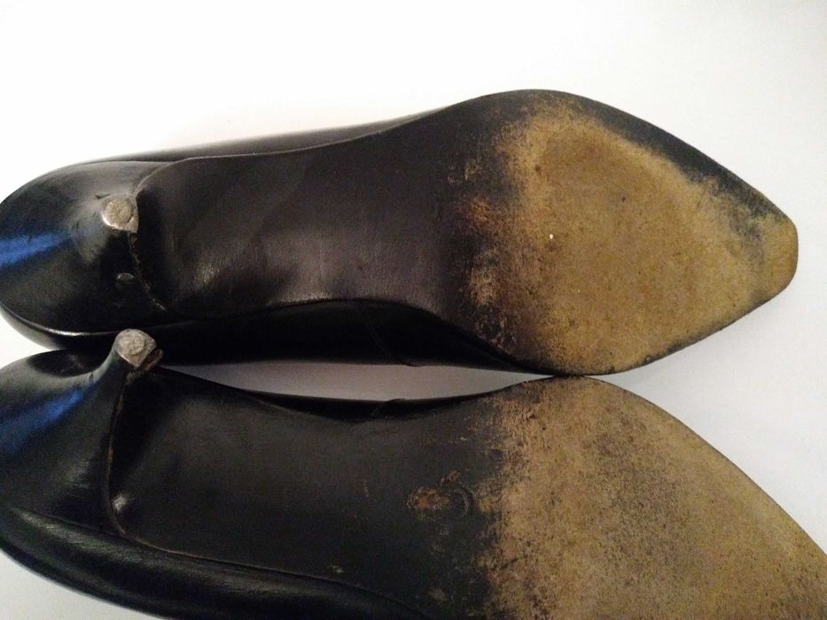 Skórzane szpilki w stylu vintage.