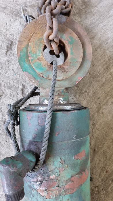 Гідравлічні циліндри різних розмірів