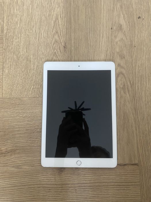 iPad 6 gen 128 GB Cellular (LTE) Wi-Fi + Etui