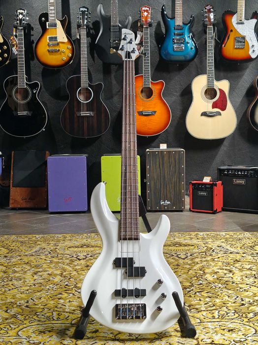 Gitara basowa Aria IGB-PWH + świeże struny FLATWOUND