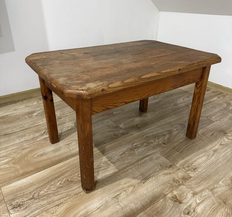 Drewniany stolik kawowy – lite drewno, solidny