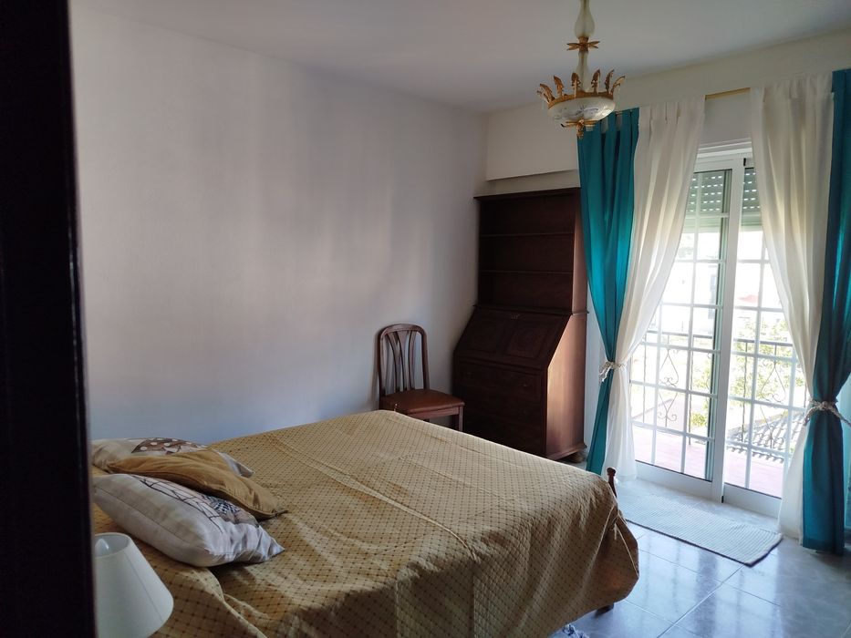 Alugo quarto para 2 pessoas