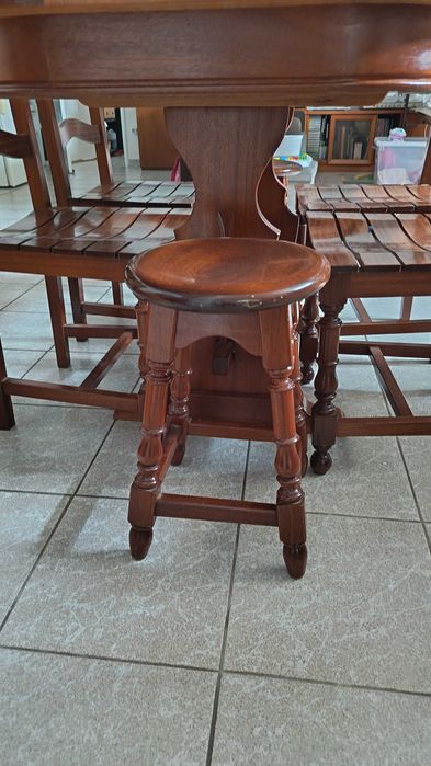 Mesa em madeira com tampo elíptico de 120 (+32) x 756 cms