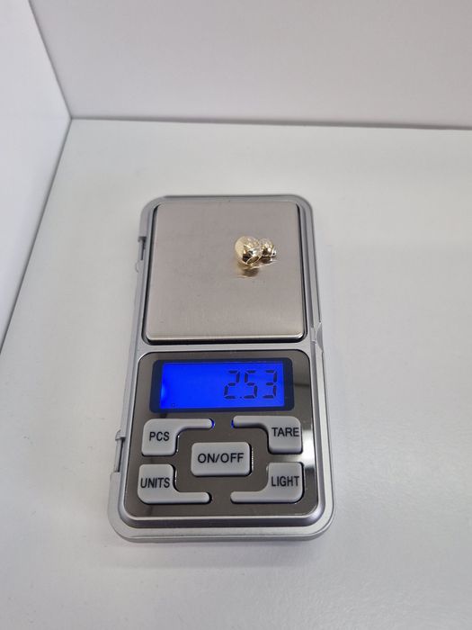 Złoty charms Bałwanek