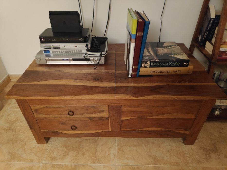 Mesa com gavetas e arca