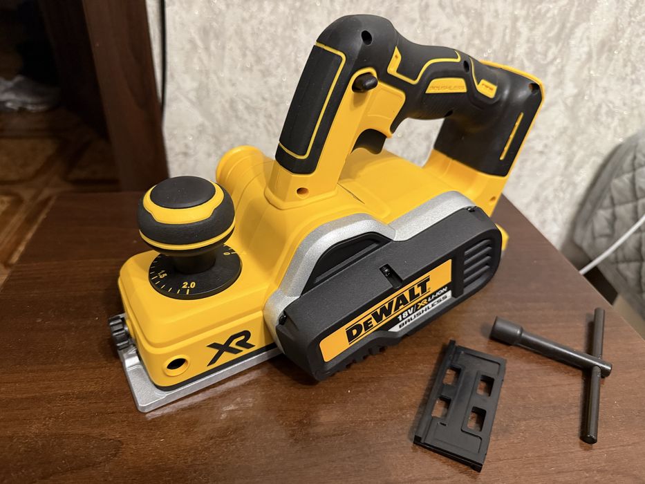 Рубанок dewalt dcp 580n