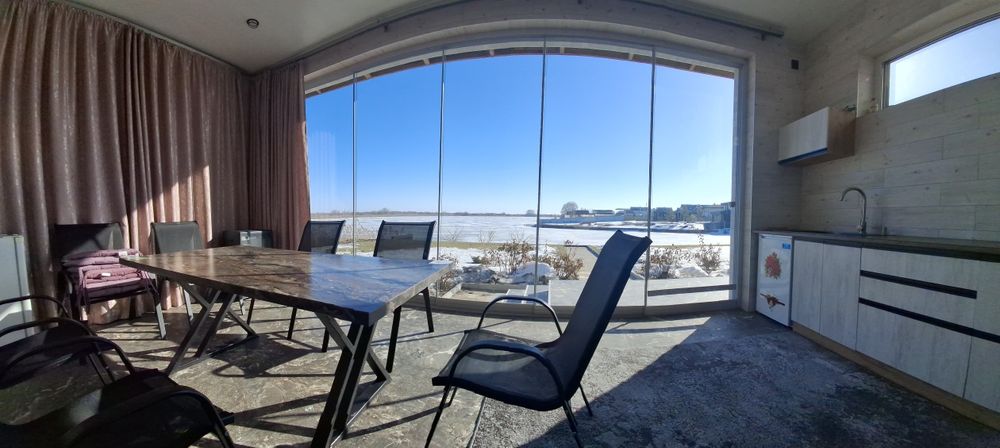 Будинок з сольовою лазнею на березі озера, зимова рибалка.