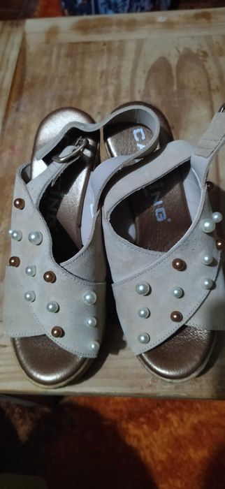 Vendo sandálias n 35 Novas