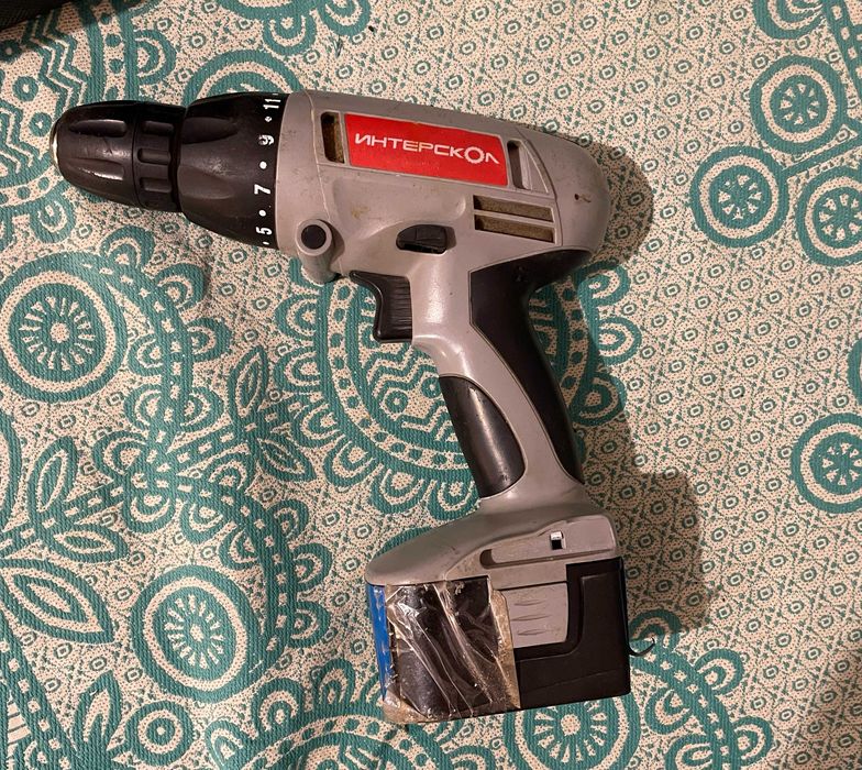 Шуруповерт єлектрику