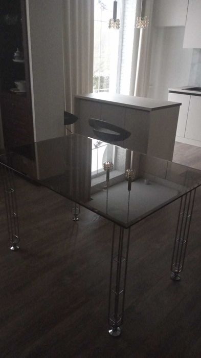 Продам стікляний стіл в ідеальному стані