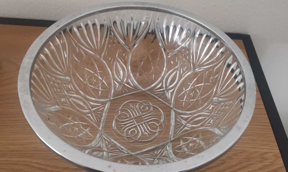 Taça de cristal lapidado com aro metálico, prato e talheres – vintage
