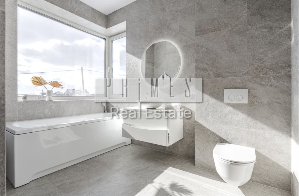 Будинок з топовою ділянкою в Лісниках повністю готовий до заселення.