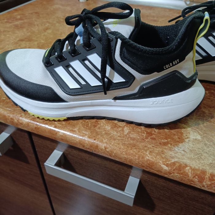 Взуття ,кросівки б/ в