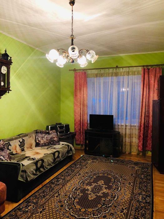 Продаж великої 1/2 частини будинку в самому центрі біля "Сонячного парку"