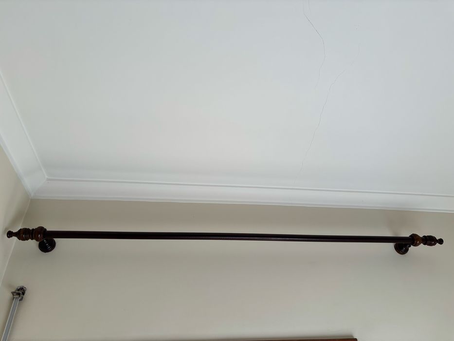 Varão para cortinado em madeira escuro