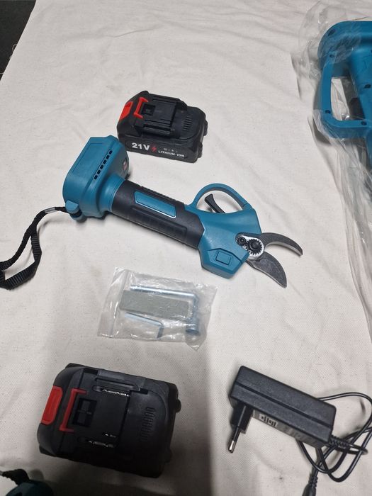conjunto de ferramentas de poda sem fio, possivelmente um kit 3 em 1,
