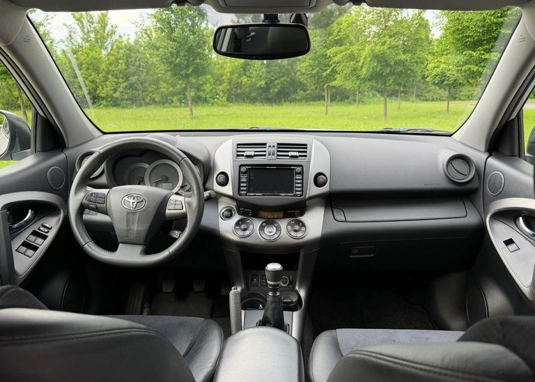 Toyota RAV4 2011 год  2.0 дизель