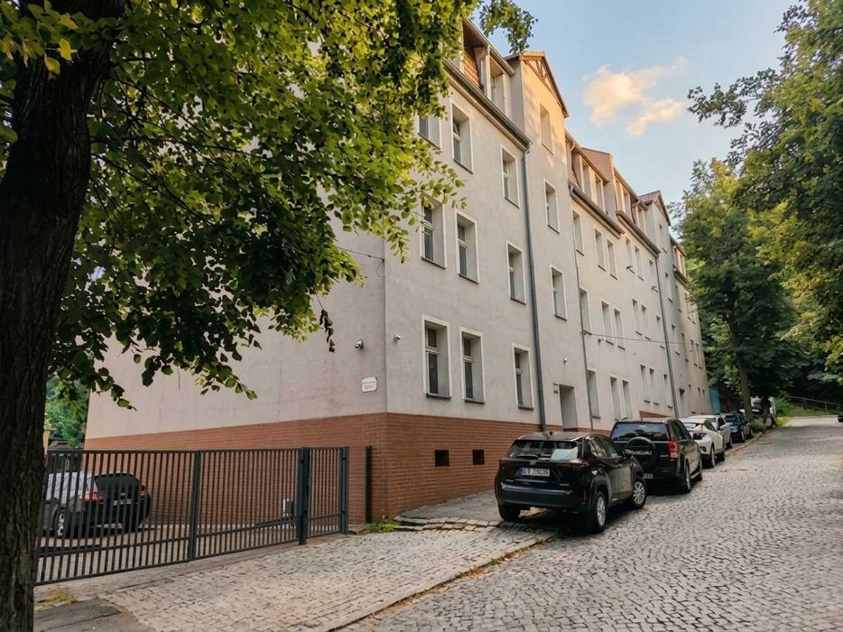 Wałbrzych/Podgórze/ 2 pokoje/2 piwnice/super budynek/wysoki parter