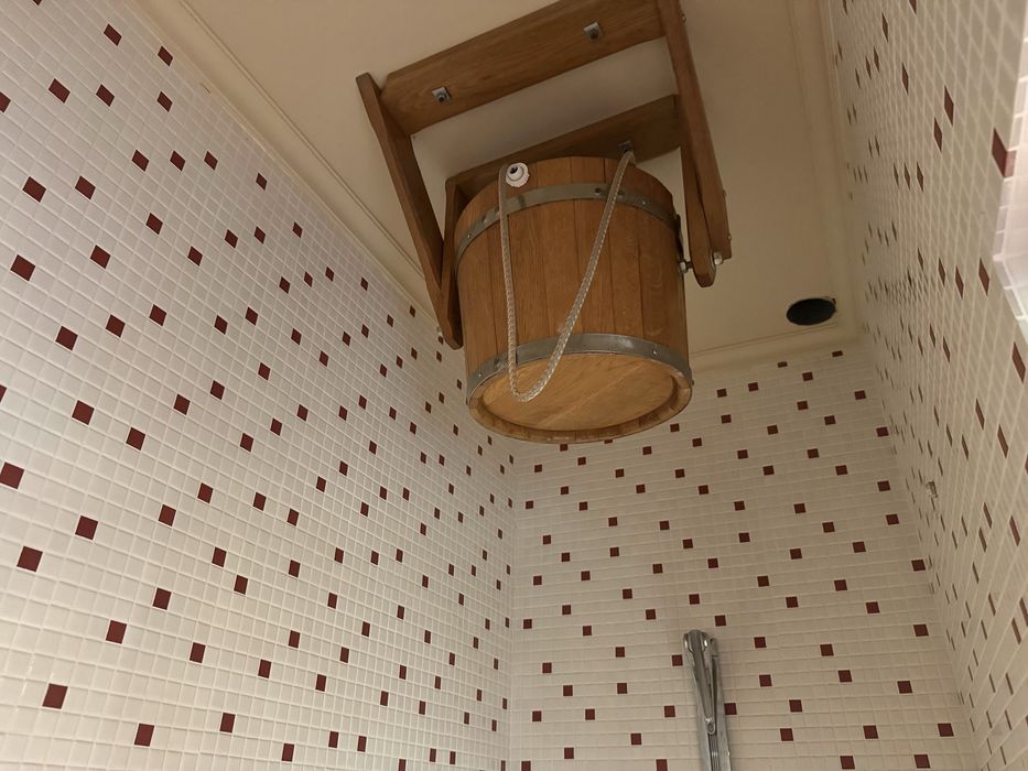 Сучасний будинок з закритим басейном